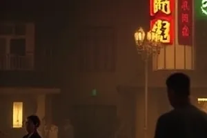 消失的第四层封面，楼道灯与半开的门