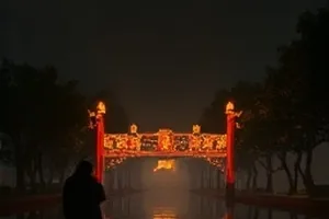无声告示牌封面，街角告示牌与飘落的纸片