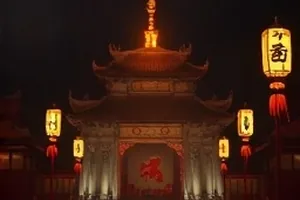 长街拾光封面，长街上被风吹起的旧报纸
